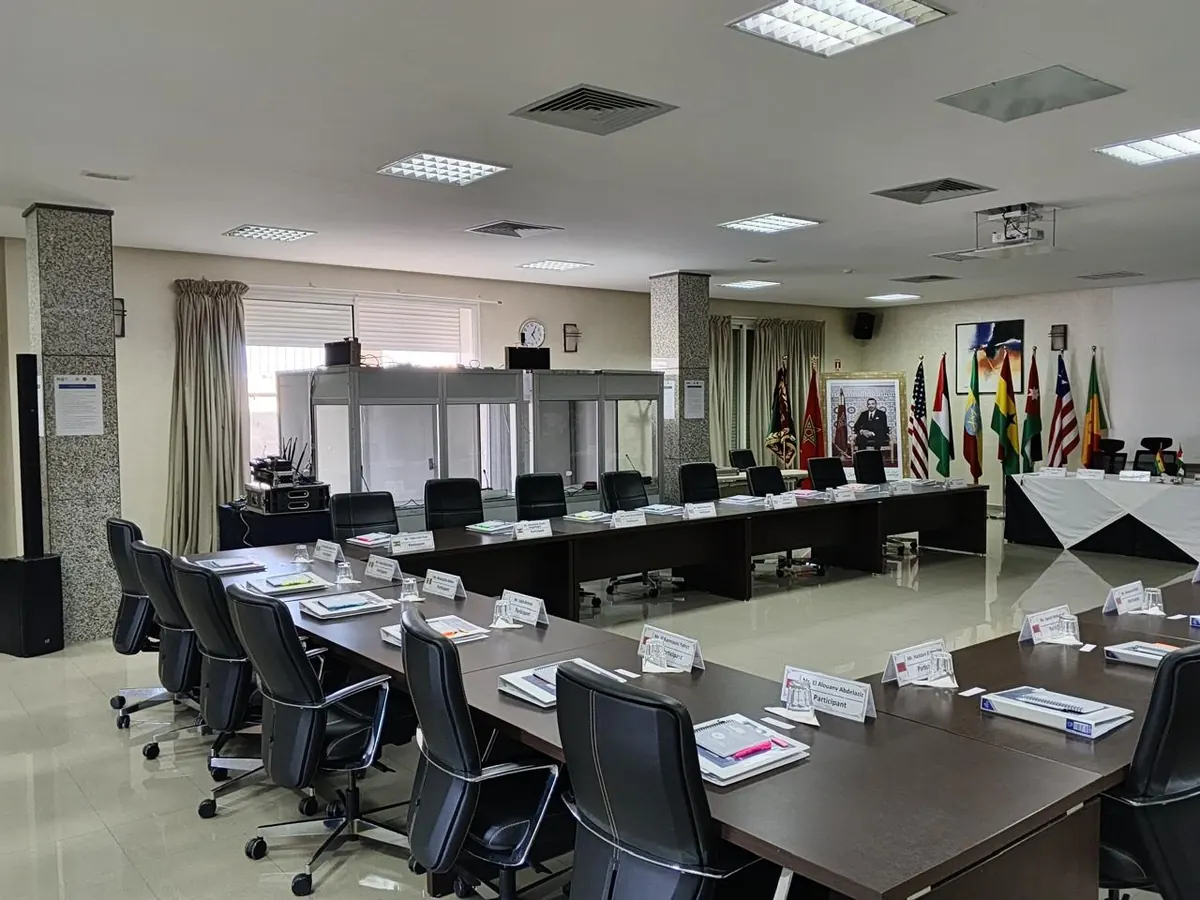 Salle de réunion internationale disposée en U, équipée de cabines d’interprétation, illustrant les services de l’agence de traduction HISPANO à Casablanca